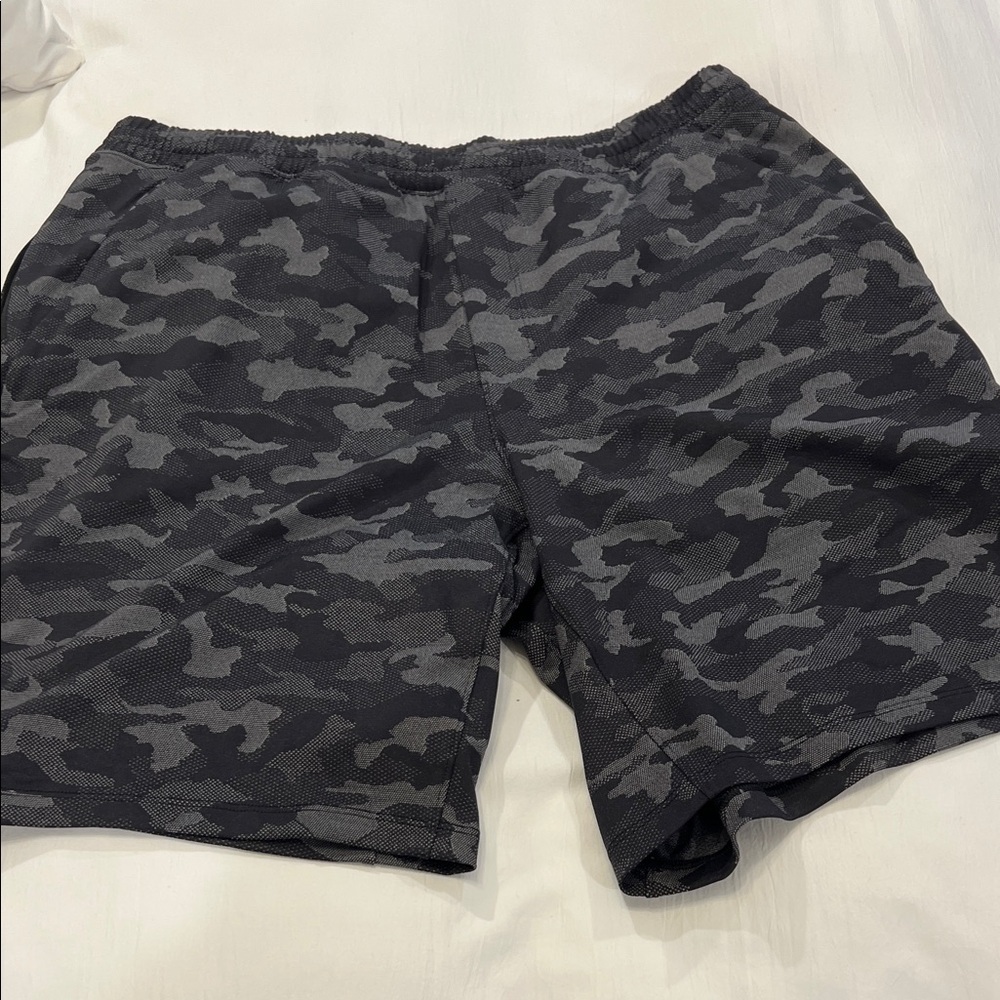 Men’s Lululemon Gray and Black Camp with liner short